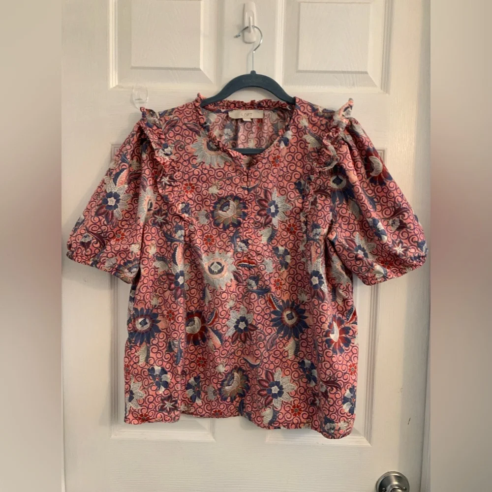 LOFT Women’s Floral Ruffle short Sleeve Blouse. Size Large $15 - Picture 1 of 4